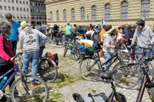 Am Max-Joseph-Platz sammelt sich die Critical Mass Am Max-Joseph-Platz sammelt sich die Critical Mass