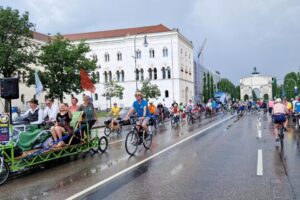 Tour de Klima wendet vor dem Siegestor Tour de Klima wendet vor dem Siegestor